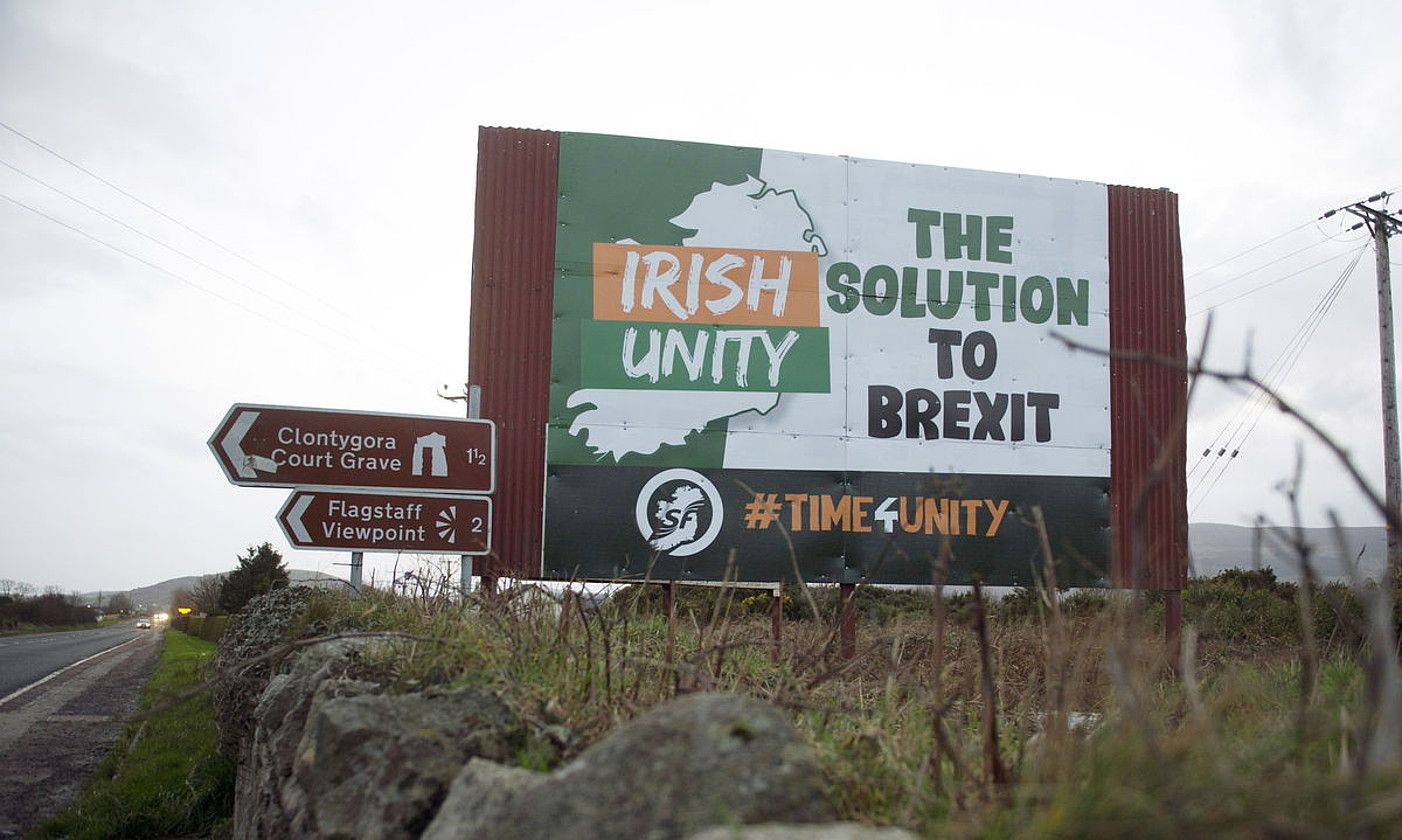 Afixa bat, Brexit-aren aurrean irtenbidea Irlandaren batasuna dioena, Irlandako irlaren mugan. AIDAN CRAWLEY / EFE.