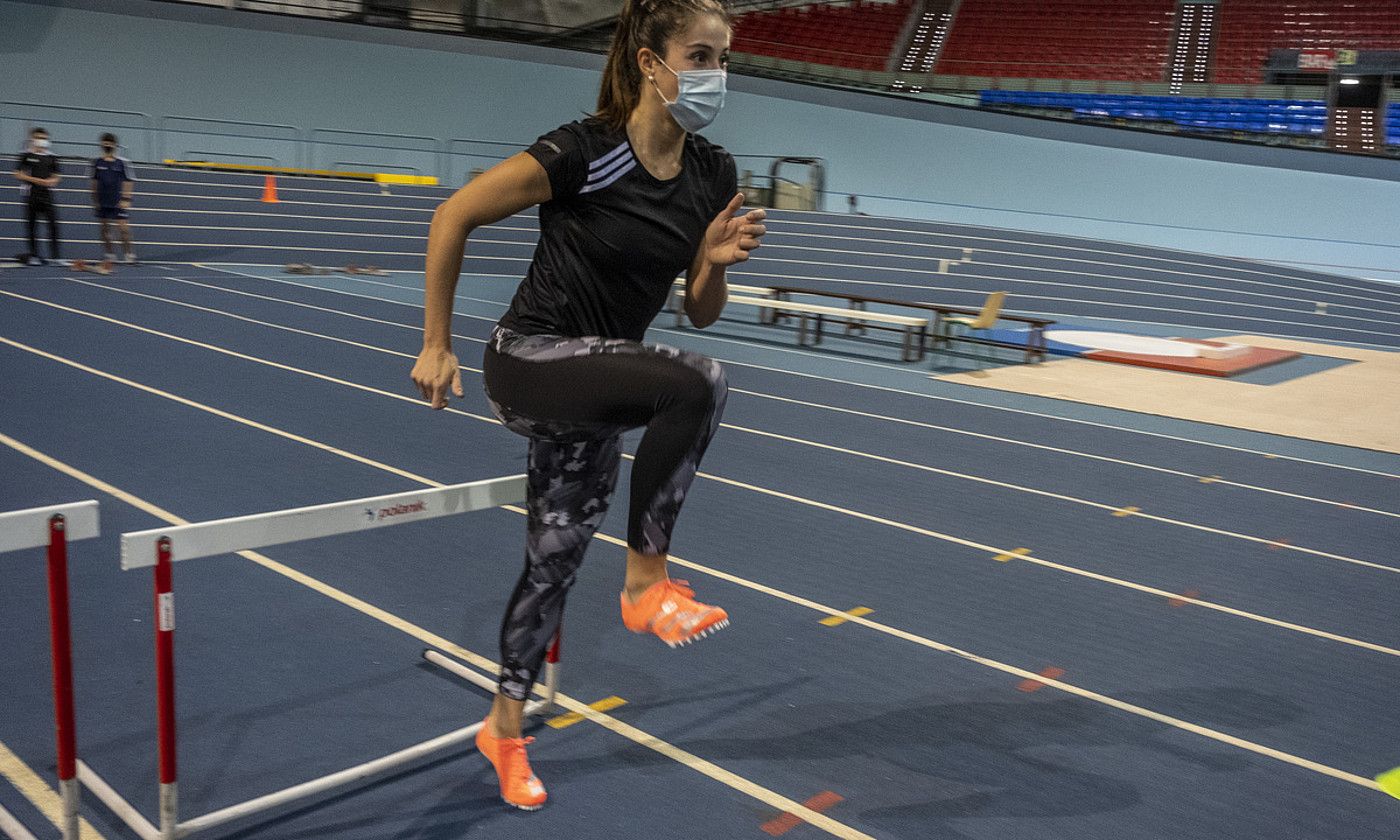 Teresa Errandonea, maskara jantzita entrenatzen, Donostiako belodromoan. JON URBE / FOKU.