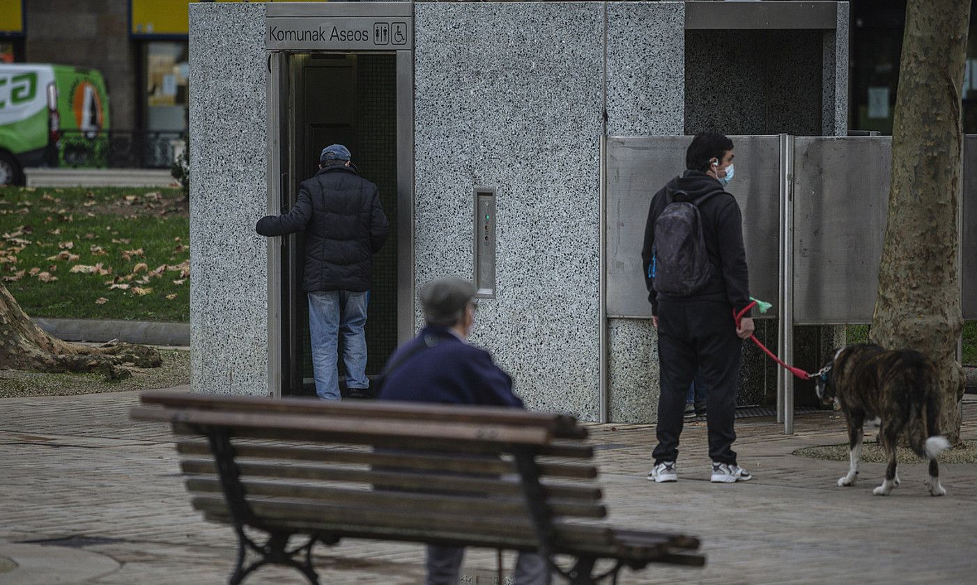 Goizean goizetik jendea pilatzen da Bilboko komun publikoetan. ARITZ LOIOLA / FOKU.