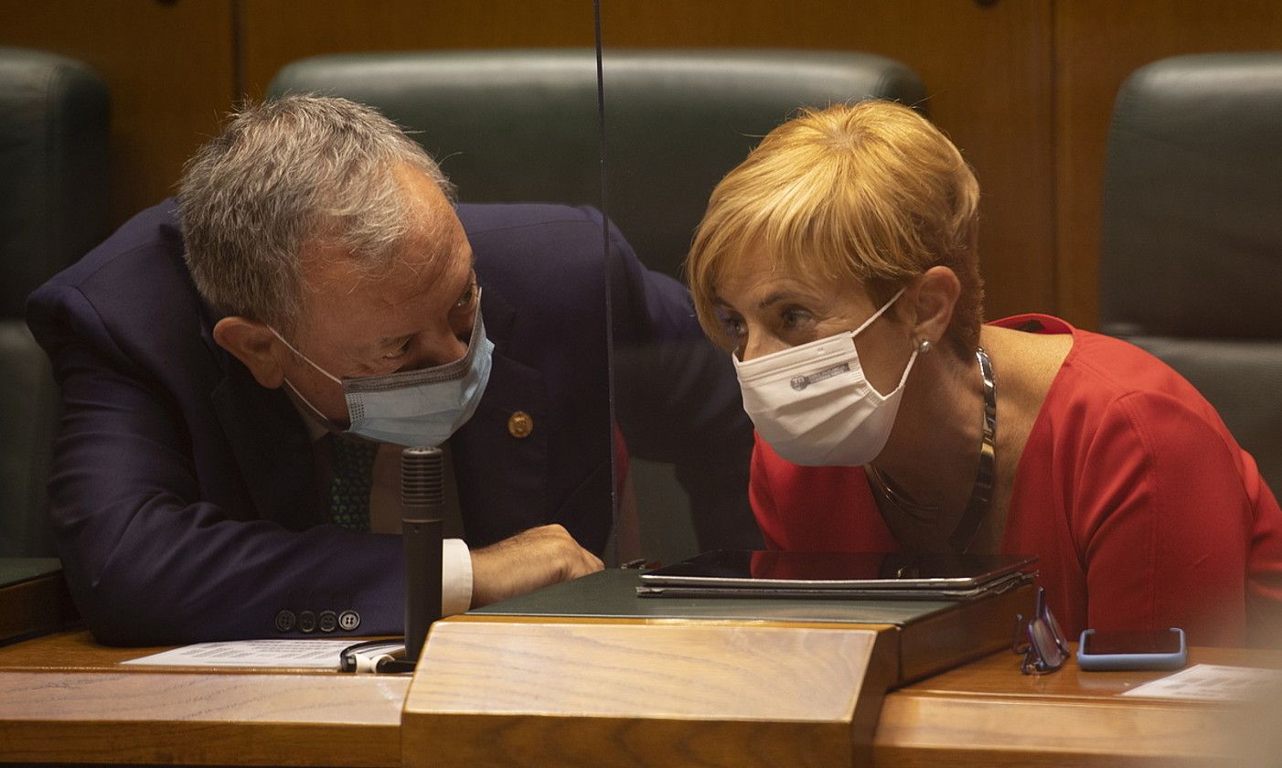 Tapia eta Azpiazu, Eusko Legebiltzarrean. RAUL BOGAJO / FOKU.