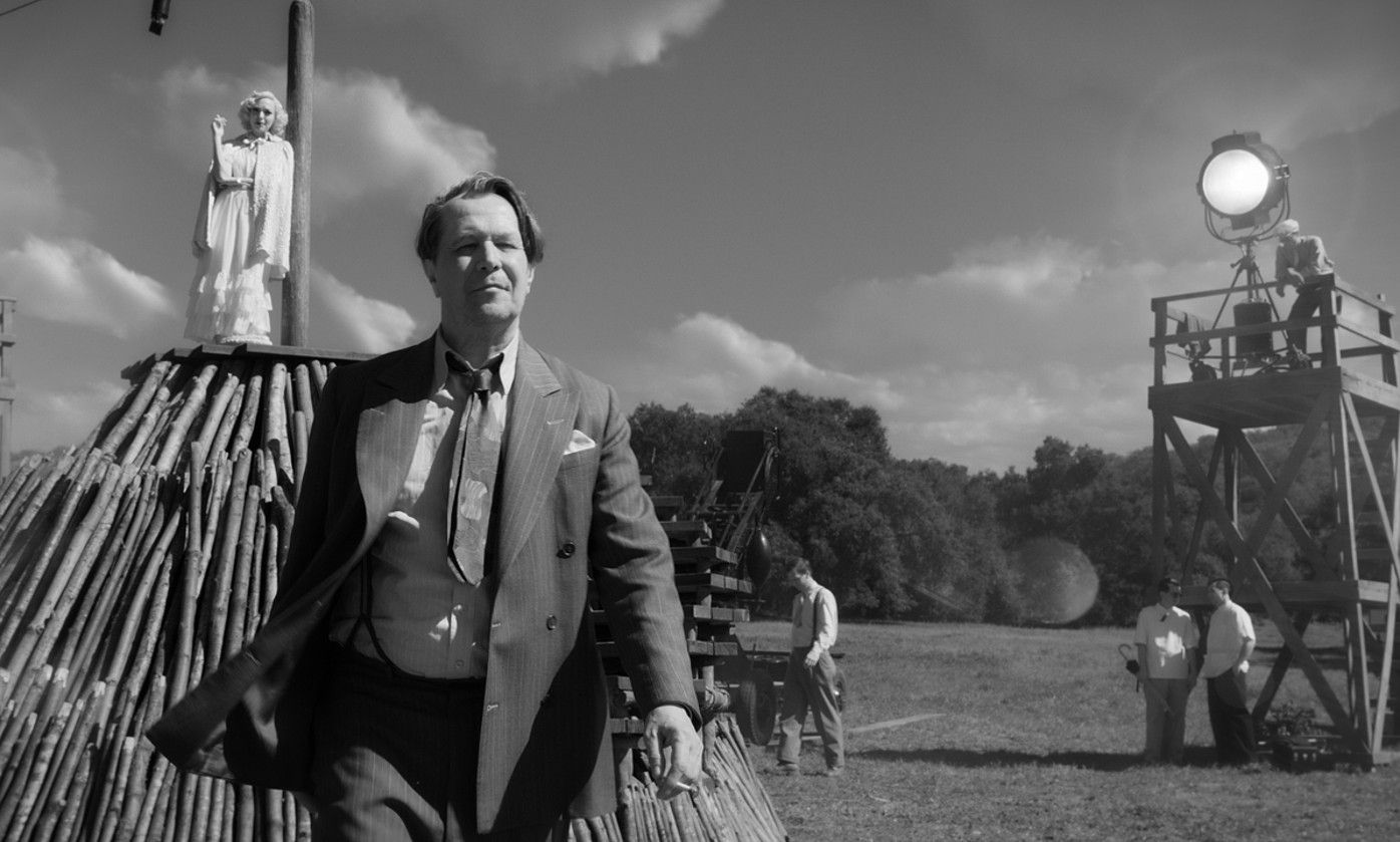 Gary Oldmanek Herman Mankiewicz gidoilariarena egiten du David Fincherren Mank filmean. NETFLIX. Gary Oldmanek Herman Mankiewicz gidoilariarena egiten du David Fincherren Mank filmean. NETFLIX.