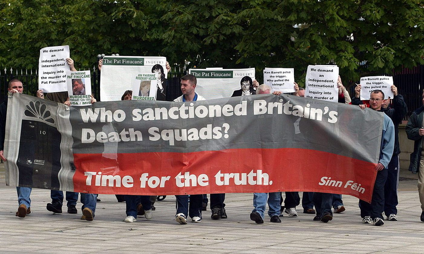 Sinn Feinen protesta bat Pat Finucaneren hilketa argitzeko eskatuz, 2004an. PETER MORRISON / EFE.