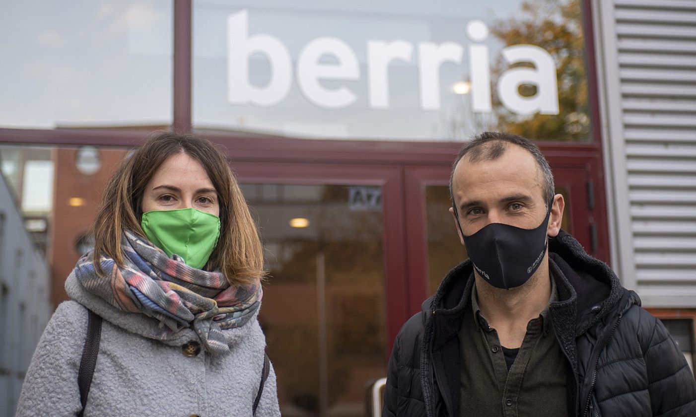 Martinez eta Arregi, atzo, BERRIAko egoitzaren aurrean. JUAN CARLOS RUIZ / FOKU.