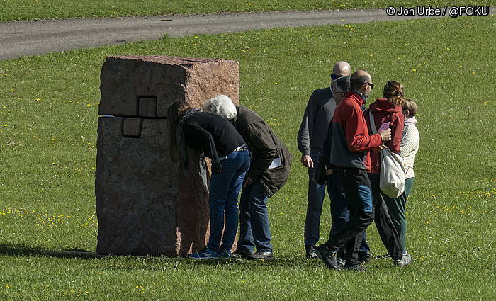 Bisitari batzuk eskultura bati begira. JON URBE / FOKU