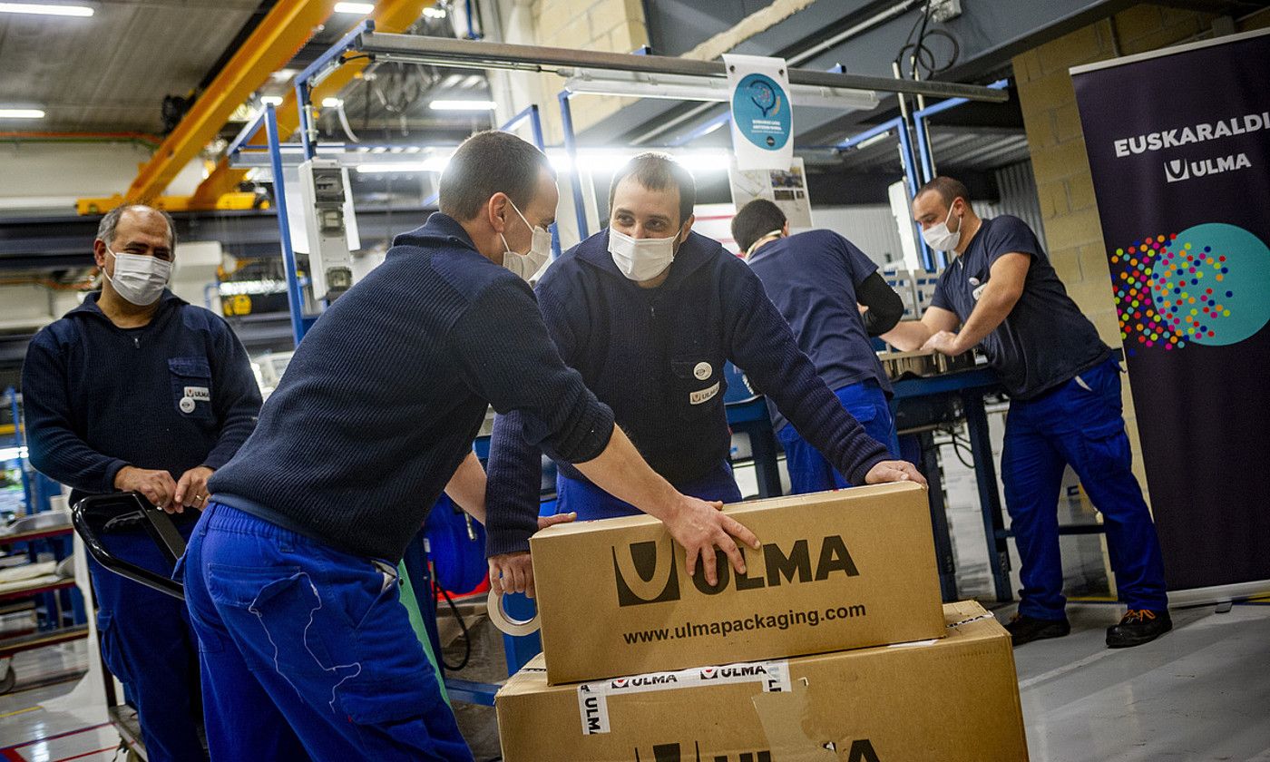 Ulma Packaging-eko ariguneko langileak, lanean. JAIZKI FONTANEDA / FOKU. Ulma Packaging-eko ariguneko langileak, lanean. JAIZKI FONTANEDA / FOKU.