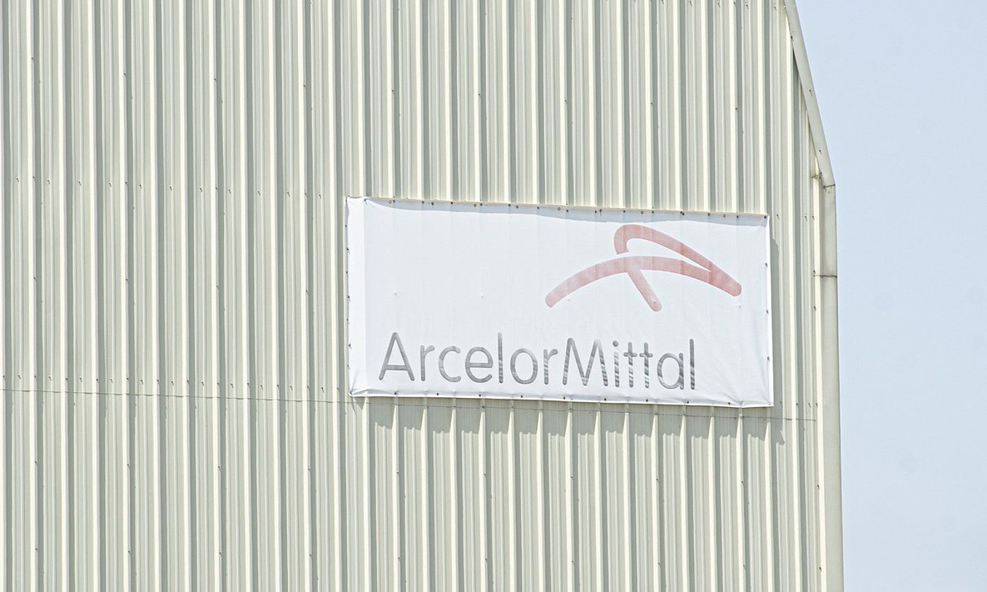Arcelor Mittalen ikurra, lantegi bateko sarreran. J.M. / FOKU.