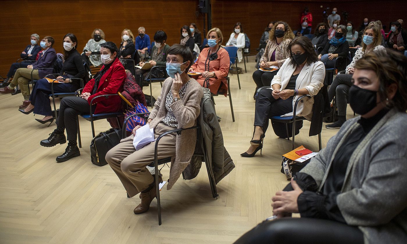 Euskal Herriko hainbat alderdi politikotako ordezkari emakumeak izan ziren atzo, Donostiako Kursaalean egindako jardunaldian. JUAN CARLOS RUIZ / FOKU.