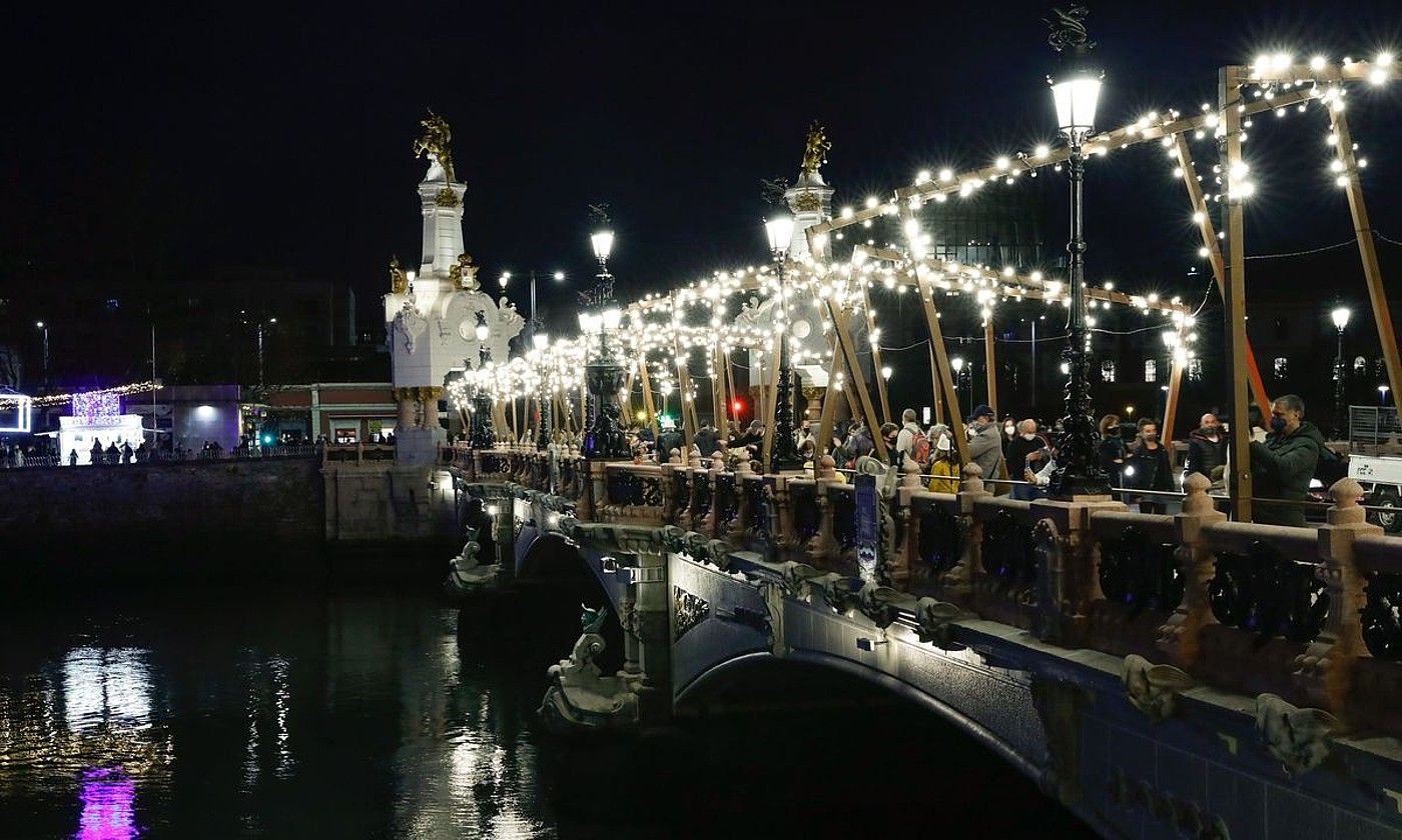 Eguberrietako argiak, lehengo astean, Donostian. JUAN HERRERO / EFE.