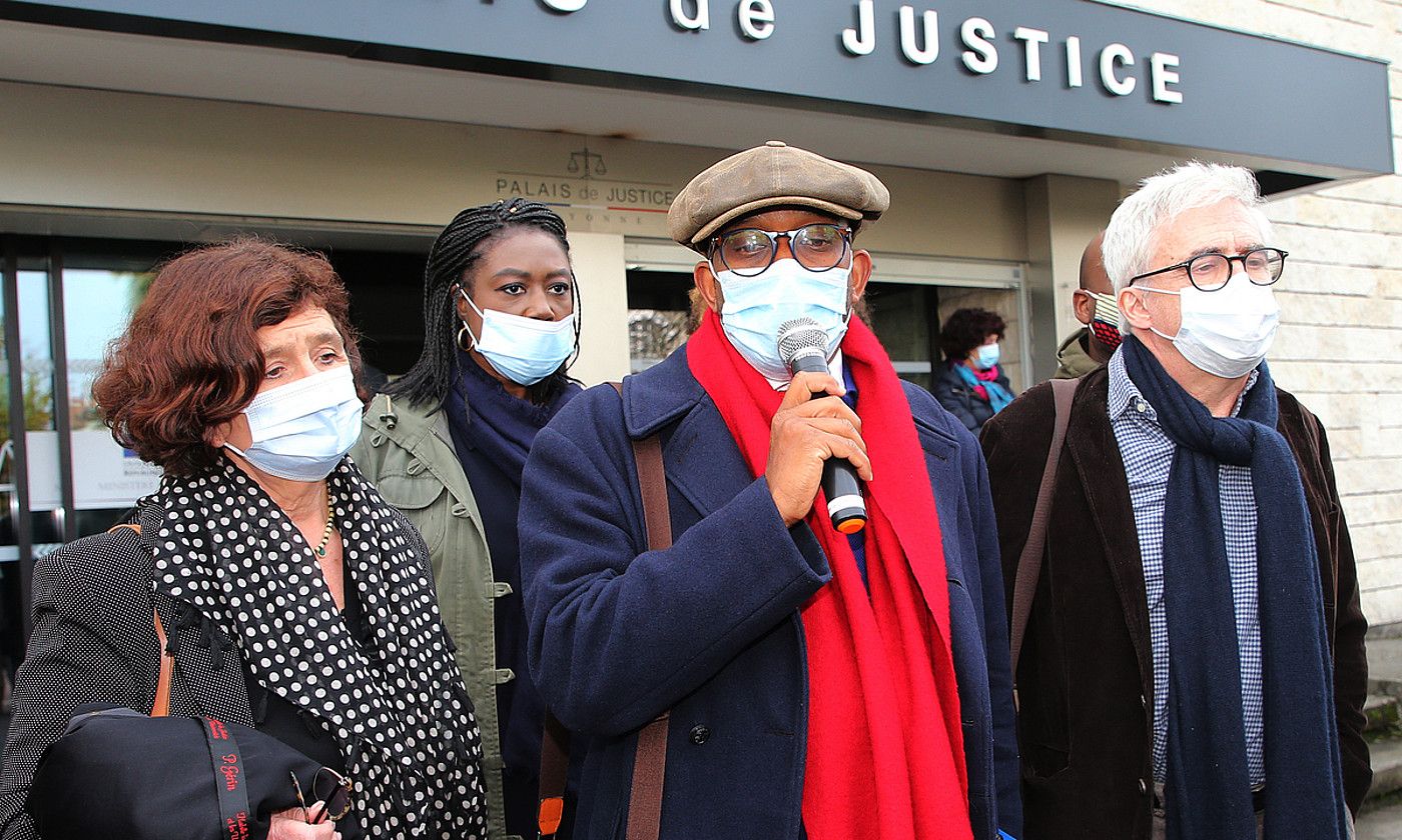 Collette Capdevielle, Karfa Sira Diallo eta William Bourdon, atzo, Baionako epaitegian. BOB EDME. Collette Capdevielle, Karfa Sira Diallo eta William Bourdon, atzo, Baionako epaitegian. BOB EDME.