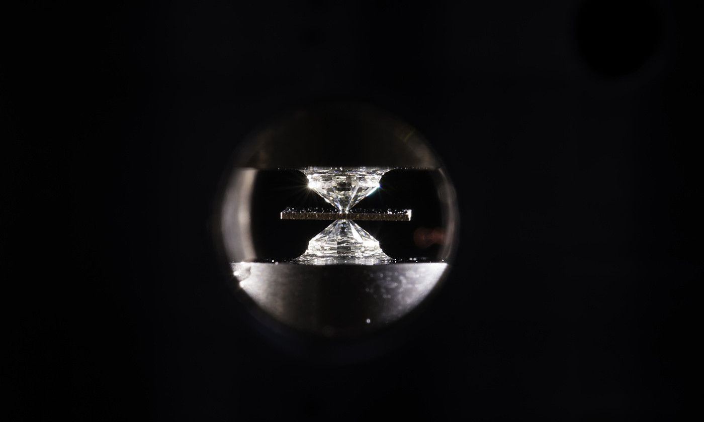Bi diamante, plaka batean jarritako laginari presioa eragiten. J. ADAM FENSTER / ROCHESTERREKO UNIBERTSITATEA.