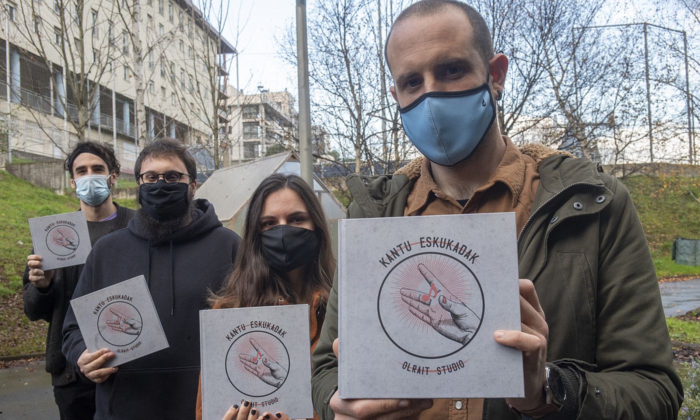 Gartxot, Beñat Rodriguez, Sara Zozaia eta Gaizka Izagirre, Kantu eskukadak liburuaren aurkezpenean. J. CARLOS RUIZ / FOKU.