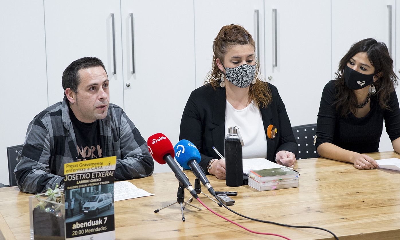 Mikel Mundiñano, Jaione Karrera eta Xochtil Karasatorre, atzo. IÑIGO URIZ / FOKU. Mikel Mundiñano, Jaione Karrera eta Xochtil Karasatorre, atzo. IÑIGO URIZ / FOKU.