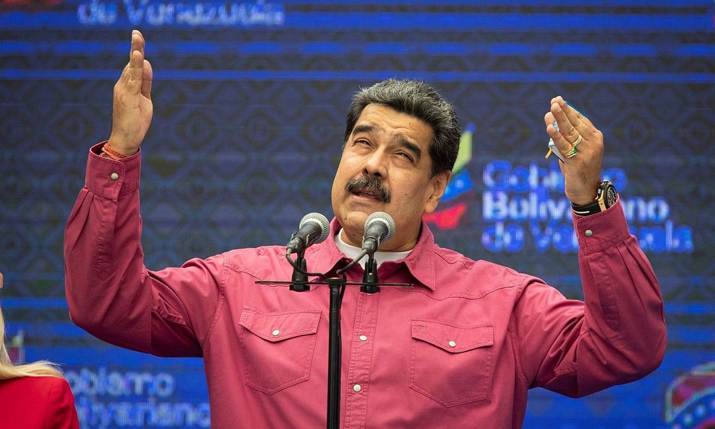 Nicolas Maduro presidentea, emaitzen berri izan osteko agerraldian, Caracasen. RAYNER PEÑA / EFE.