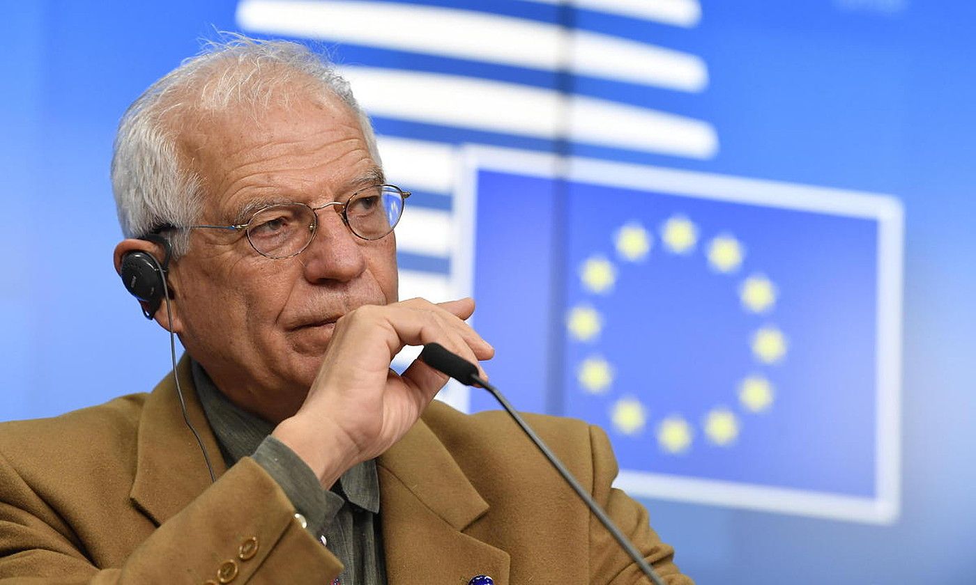 Josep Borrell Europako Batasuneko diplomaziaburua, atzo, hedabideen aurreko agerraldi batean, Bruselan, Europako Kontseiluaren bileraren ostean. JOHN THYS / EFE.