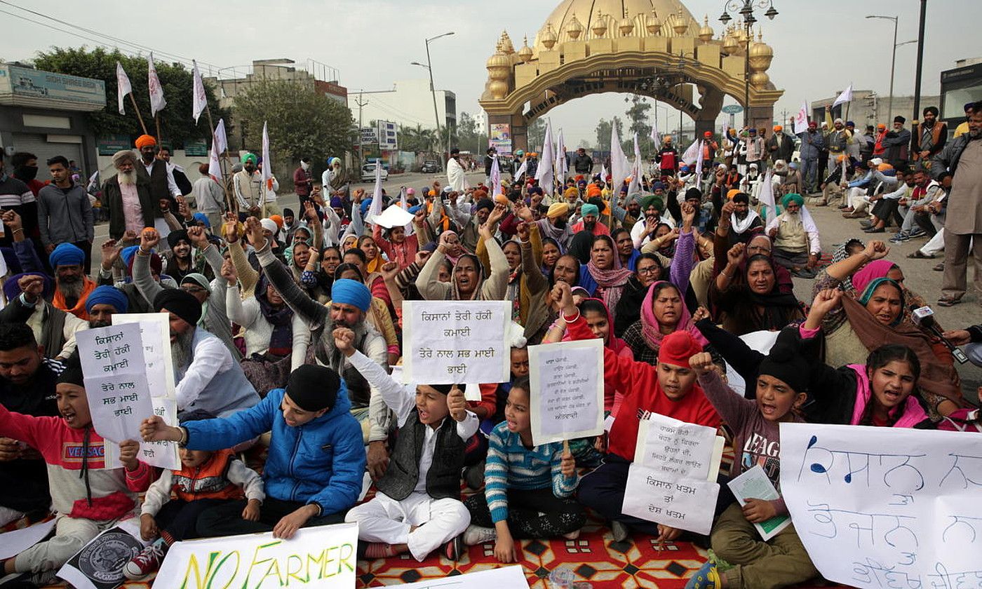 Nekazariek eta haien senideek errrepidea moztu dute Amritsarren, India iparraldean. R. PAL SINGH / EFE.