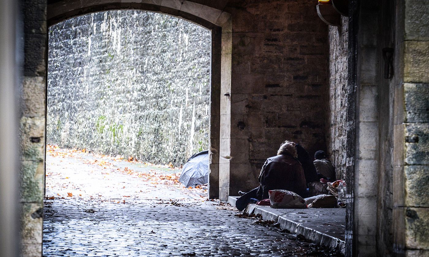 Etxegabe bat Baionako karrika batean. ISABELLE MIQUELESTORENA.