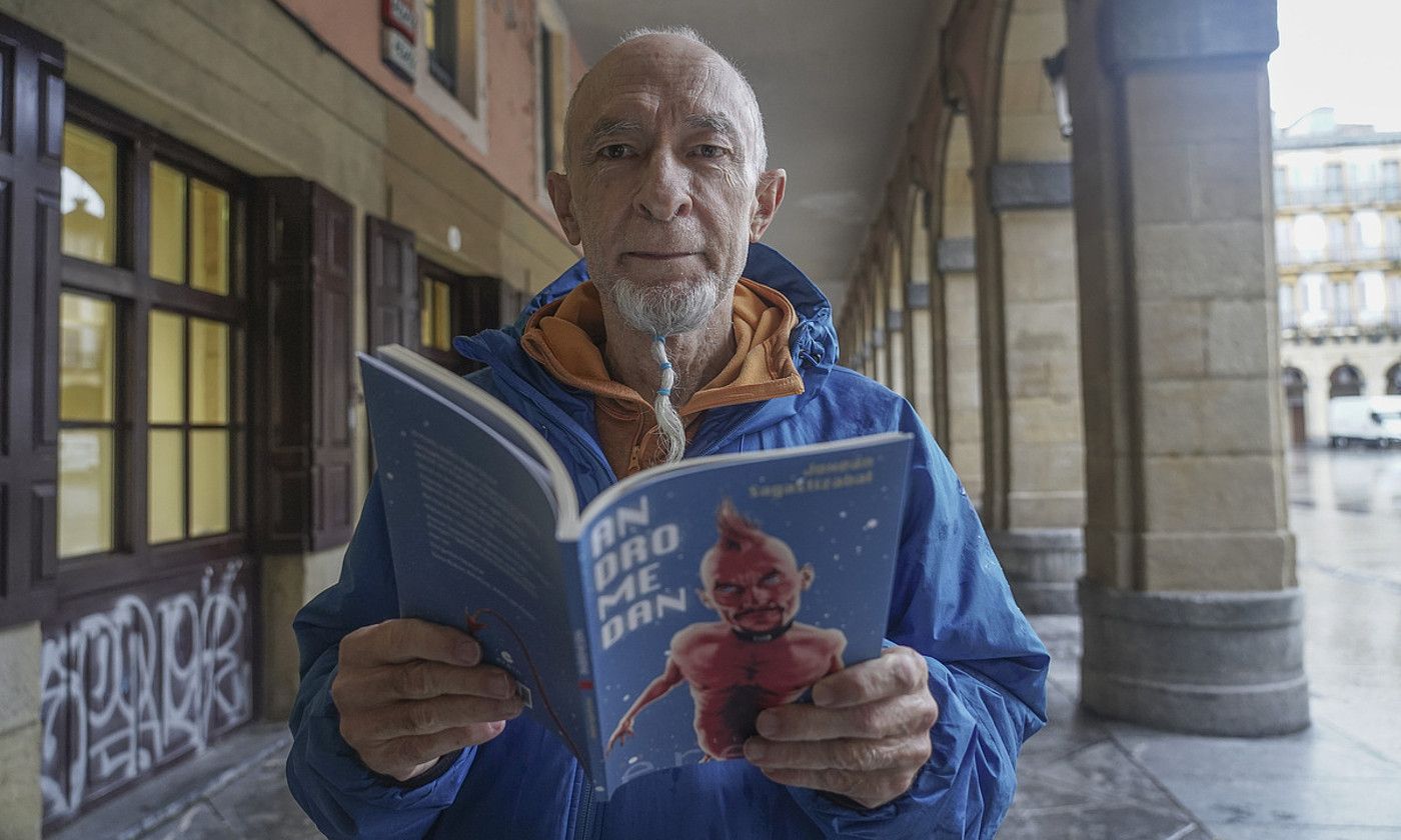 Joxean Sagastizabalek atzo aurkeztu zuen Andromedan liburua, Donostian. ANDONI CANELLADA / FOKU.