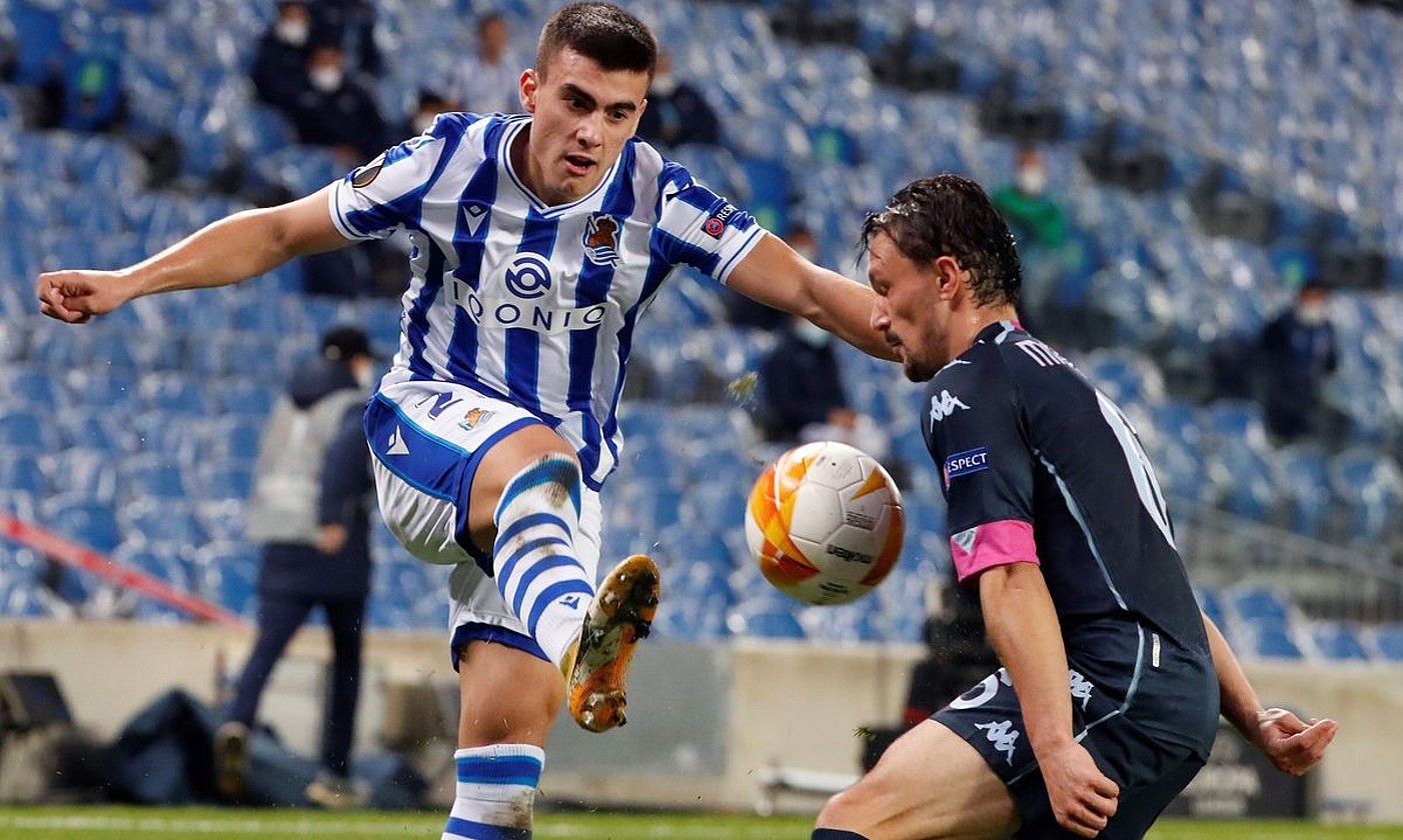 Ander Barrenetxea erremate bat egiten joaneko partidan, Napoliko jokalari bat aurrean duela. JABIER ETXEZARRETA / EFE. Ander Barrenetxea erremate bat egiten joaneko partidan, Napoliko jokalari bat aurrean duela. JABIER ETXEZARRETA / EFE.