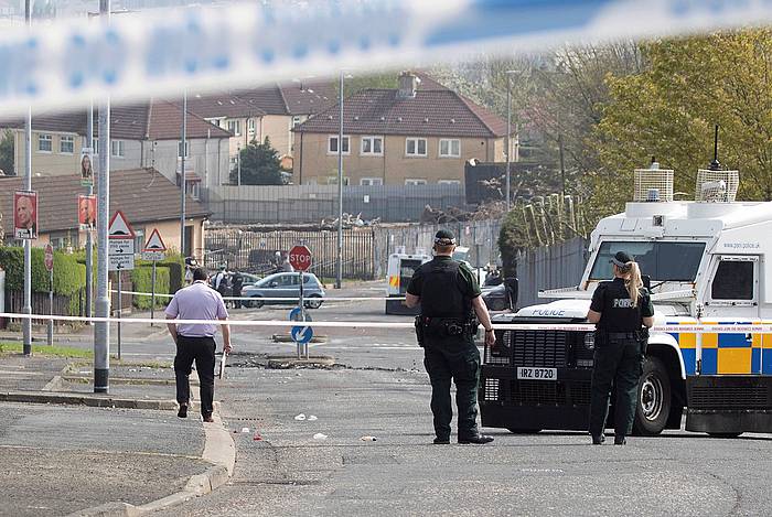 Polizia Derryn, Lyra McKee tirokatu zuten lekuan. JOE BOLAND / NORTH WEST NEWSPIX