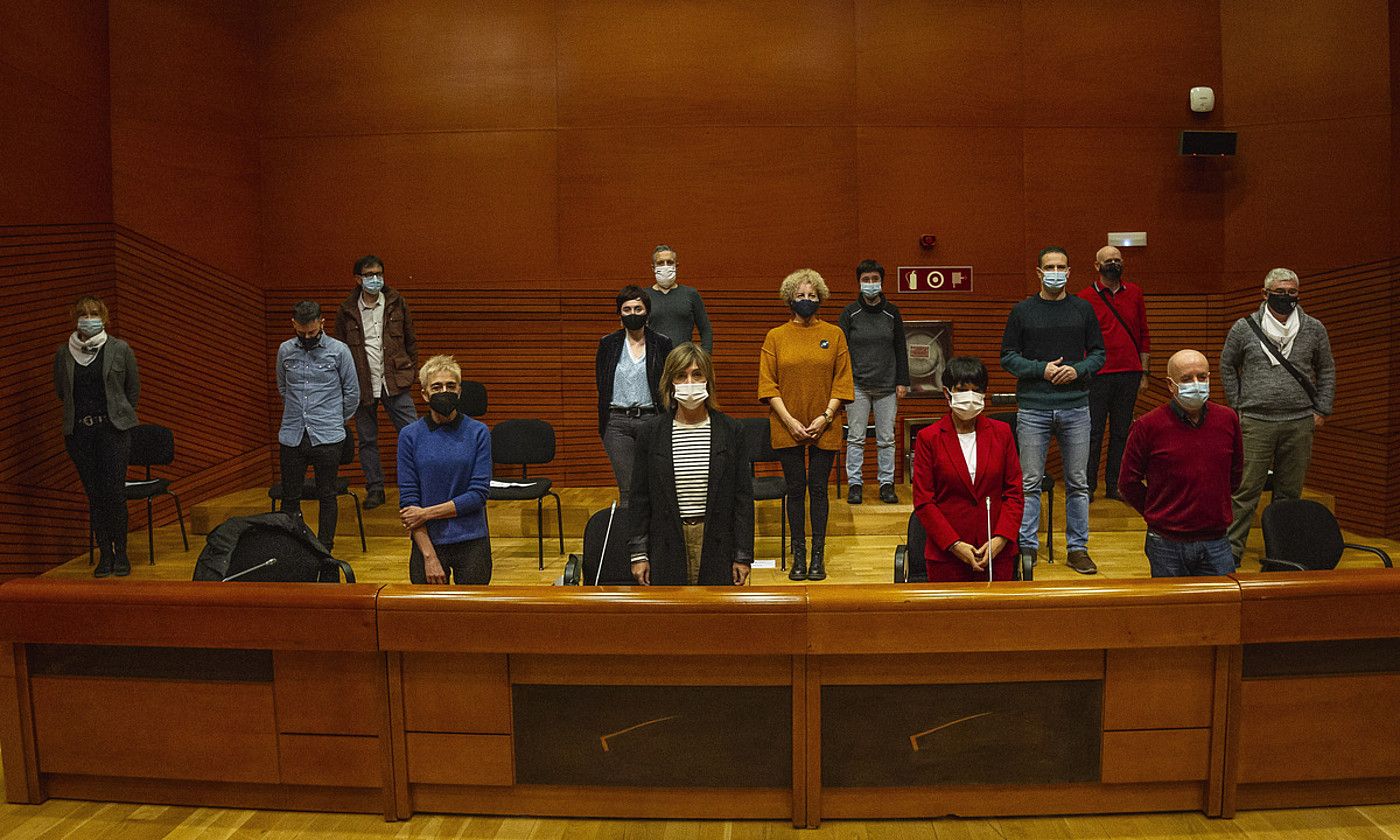 Eragile politiko eta sindikaletako kideak, alde banatan Etxerat-eko bozeramaileak zituztela, atzo, Bilboko Euskalduna jauregian. ARITZ LOIOLA / FOKU. Eragile politiko eta sindikaletako kideak, alde banatan Etxerat-eko bozeramaileak zituztela, atzo, Bilboko Euskalduna jauregian. ARITZ LOIOLA / FOKU.
