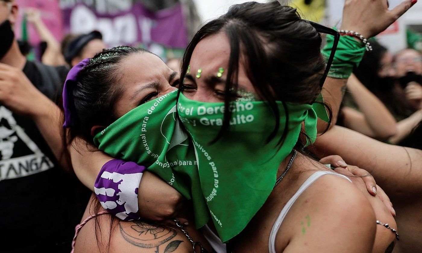 Abortuaren aldeko bi protestari, atzo, Buenos Airesen. JUAN IGNACIO RONCORONI / EFE. Abortuaren aldeko bi protestari, atzo, Buenos Airesen. JUAN IGNACIO RONCORONI / EFE.