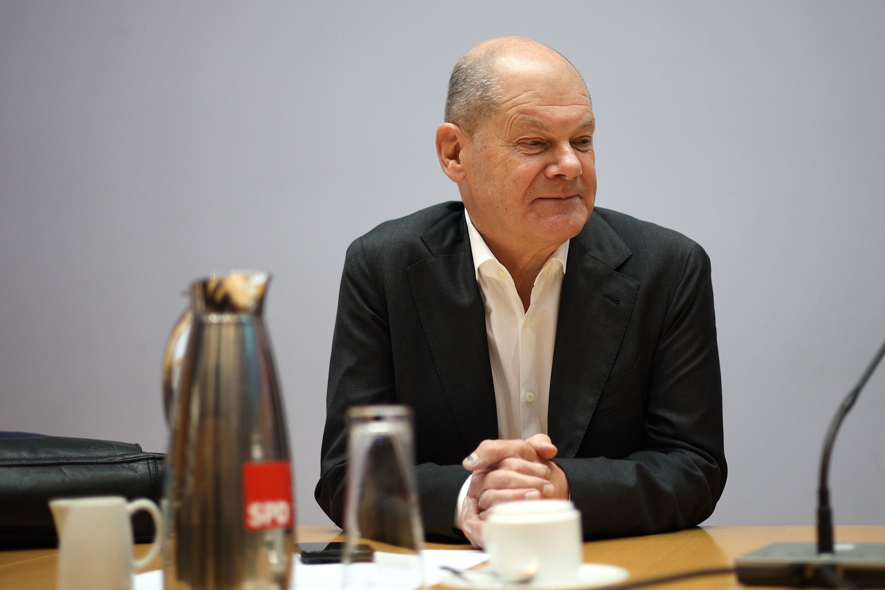 Olaf Scholz Alemaniako kantzilerra SDPren bilera batean, atzo. CHRISTIAN MARQUARDT / EFE
