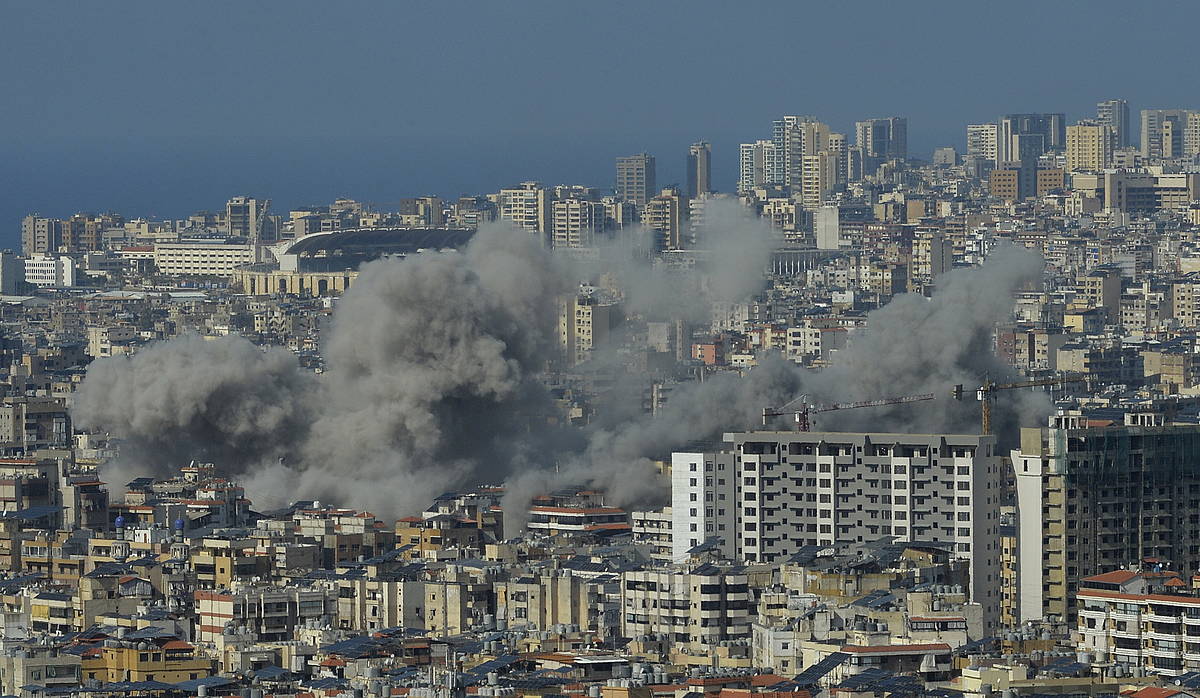 Israelek Beirut hegoaldean bonbardatutako zenbait eraikin, gaur goizean. WAEL HAMZEH / EFE