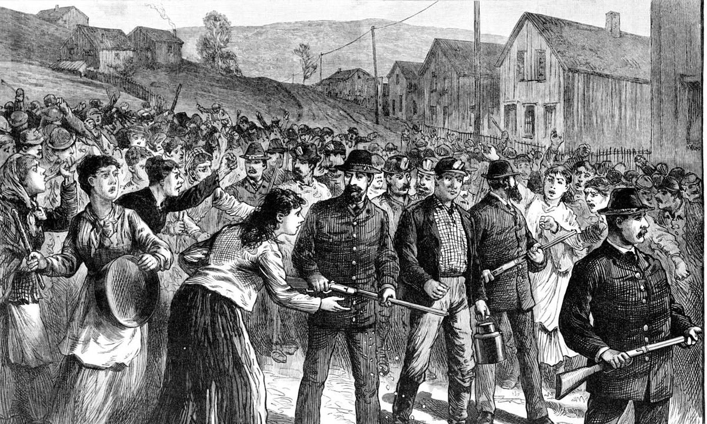 Pinkerton agentziako gizonak eskirolak babesten, meatzarien greba batean, 1884an, Ohion (AEB). JOSEPH BECKER.