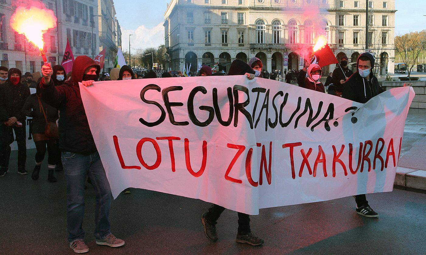 Segurtasun Orokorreko Legearen kontrako manifestaldia, Baionan. BOB EDME.