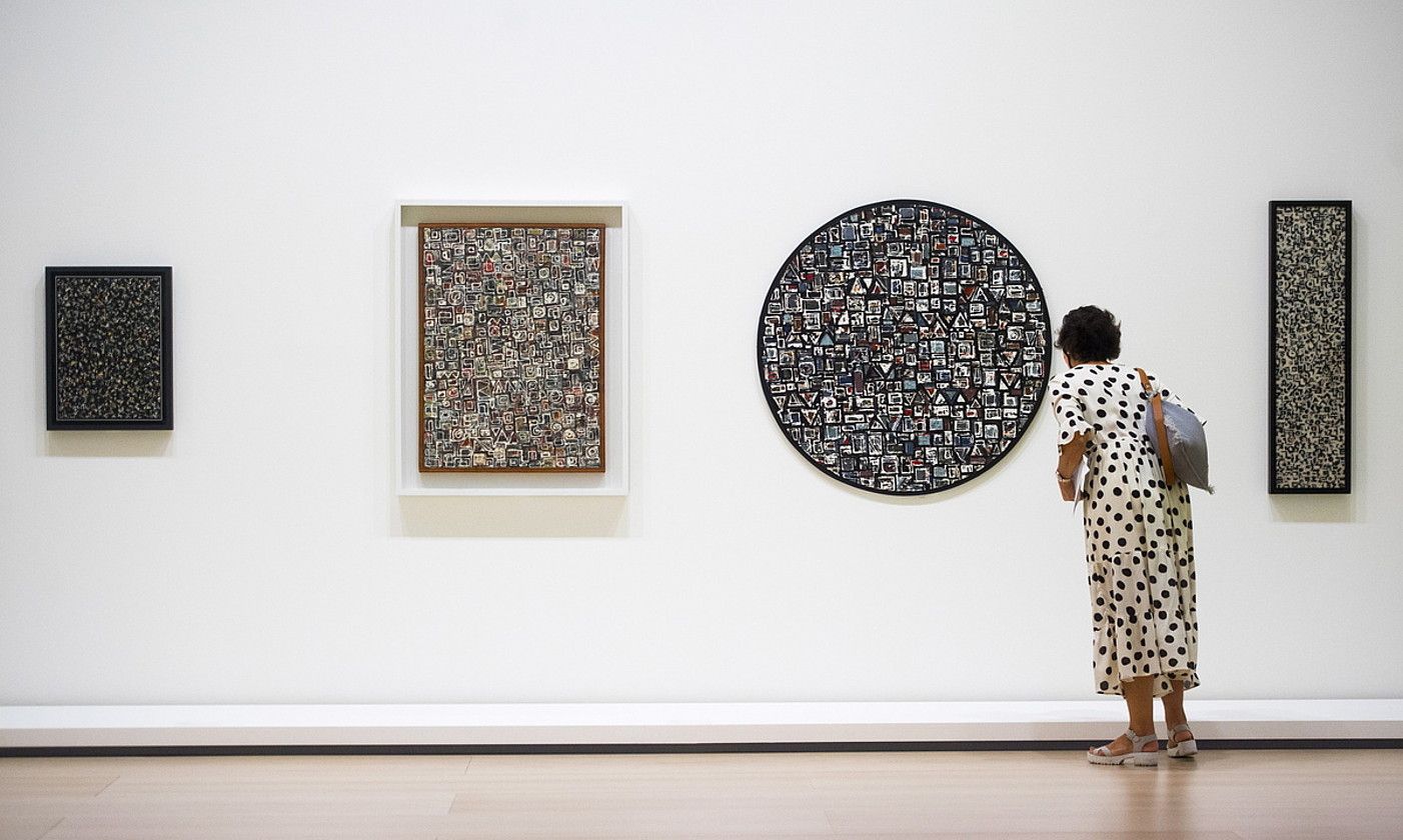 Ikusle bat, Lee Krasnerren hainbat lani begira, Bilboko Guggenheim museoan dagoen erakusketan. MARISOL RAMIREZ / FOKU.