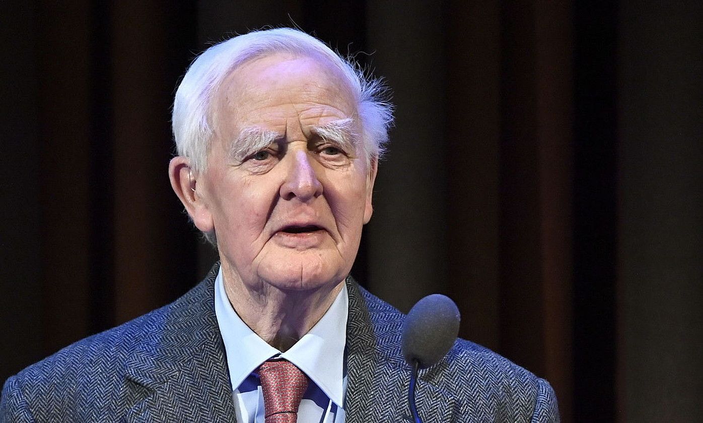 John Le Carre genero beltzean eta batik bat espioien azpigeneroan maisu izan den idazle britainiarra, urtarrileko irudi batean, Suedian. CLAUDIO BRESCIANI / EFE.