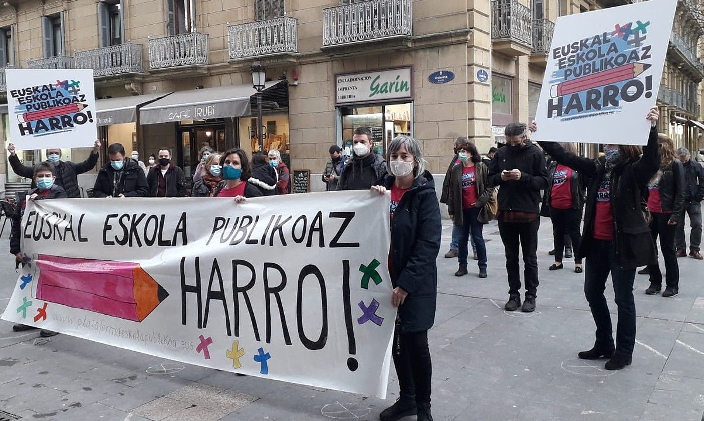 Euskal Eskola Publikoaz Harro topagunearen agerraldia, atzo. BERRIA.