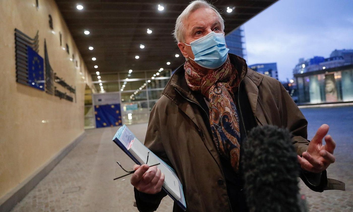 Michel Barnier EBko negoziatzailea, Europako Batzordean azalpenak ematera zihoala, atzo, Bruselan. STEPHANIE LECOCQ / EFE.