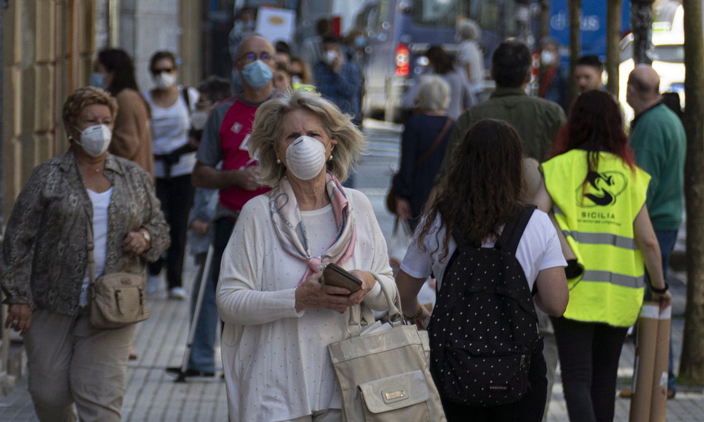 Jendea paseoan maskarak jantzita, Donostian, konfinamenduaren arintze fasean. JON URBE / FOKU.