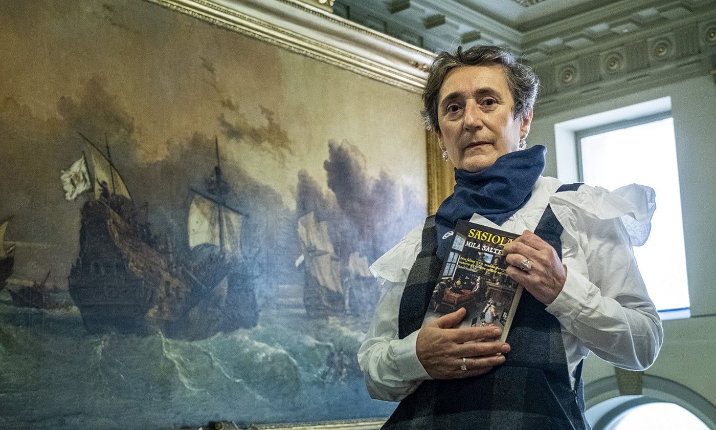 Mila Salterain, Sasiola hirugarren eleberri historikoa esku artean duela, Donostian, liburua aurkeztu aurreko unean. JON URBE / FOKU. Mila Salterain, Sasiola hirugarren eleberri historikoa esku artean duela, Donostian, liburua aurkeztu aurreko unean. JON URBE / FOKU.