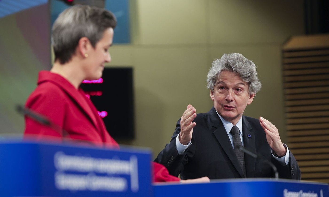 Margrethe Vestager eta Thierry Breton komisarioak, arauen berri emateko antolaturiko agerraldian, atzo Bruselan. O. M / EFE.