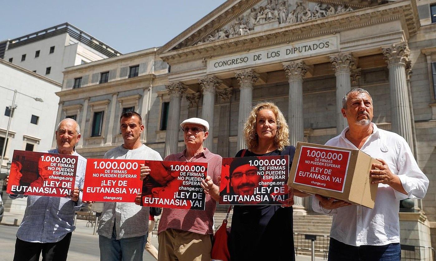 Eutanasia zigorgabetzeko sinadurak bildu zituzten iaz; Espainiako Kongresura eraman zituzten. EMILIO NARANJO / EFE. Eutanasia zigorgabetzeko sinadurak bildu zituzten iaz; Espainiako Kongresura eraman zituzten. EMILIO NARANJO / EFE.