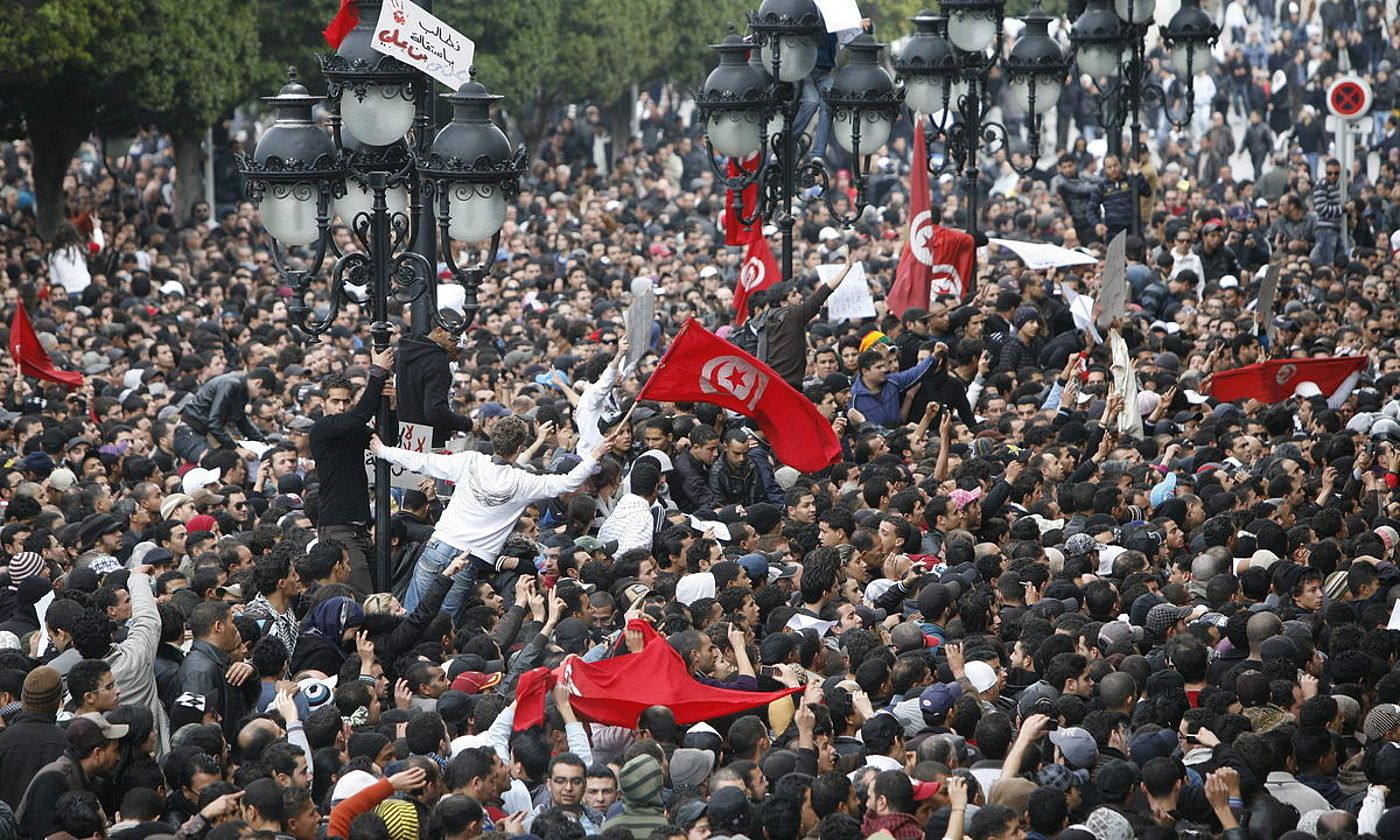 Zine El Abidine Ben Ali Tunisiako presidenteak herrialdetik ihes egin zuen eguneko manifestazio bat, 2011ko urtarrilaren 14an, Tunis hirian. LUCAS DOLEGA / EFE.