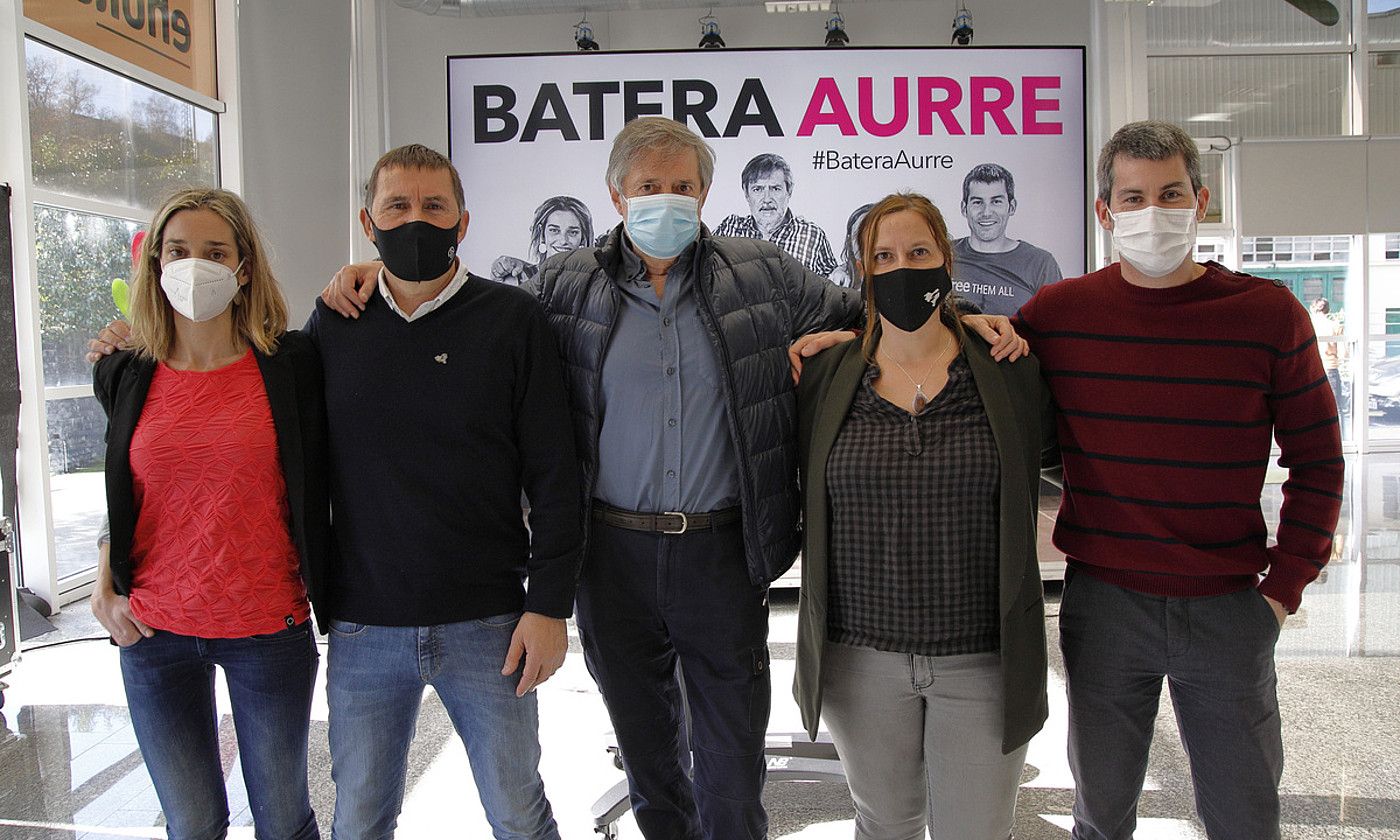 Miren Zabaleta, Arnaldo Otegi, Rafa Diez, Sonia Jacinto eta Arkaitz Rodriguez, asteartean egindako agerraldiaren ondoren. MAIALEN ANDRES / FOKU.