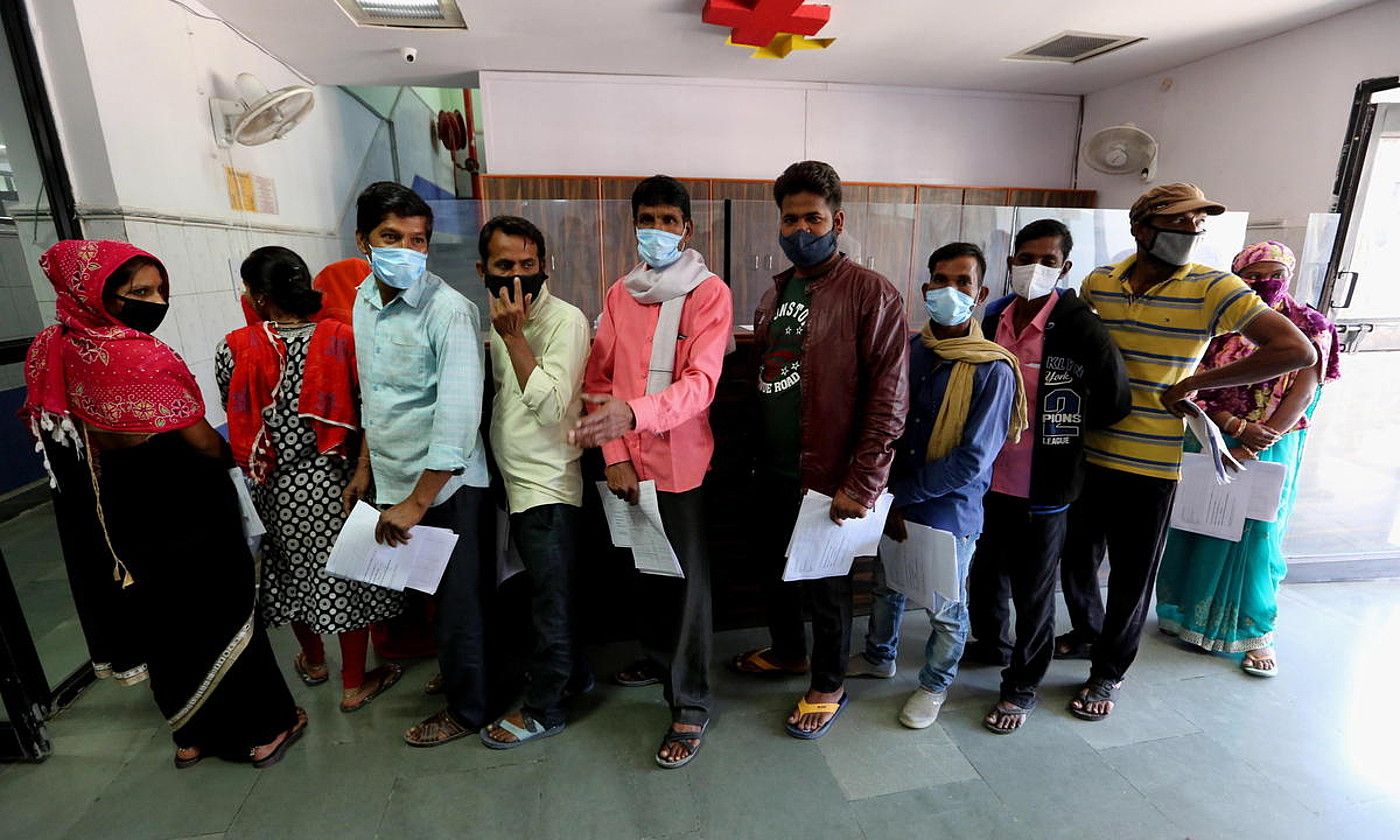 COVID-19aren aurkako txertoaren proba fasera aurkeztutako hainbat boluntario, Indiako Bhopal hirian. SANJEEV / GUPTA.