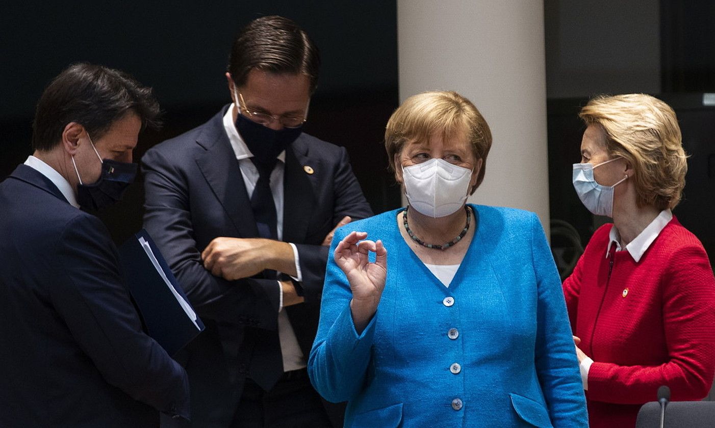 Merkel kantzilerra, Batasuneko beste agintari batzuekin, ekainean. F. SECO / EFE. Merkel kantzilerra, Batasuneko beste agintari batzuekin, ekainean. F. SECO / EFE.
