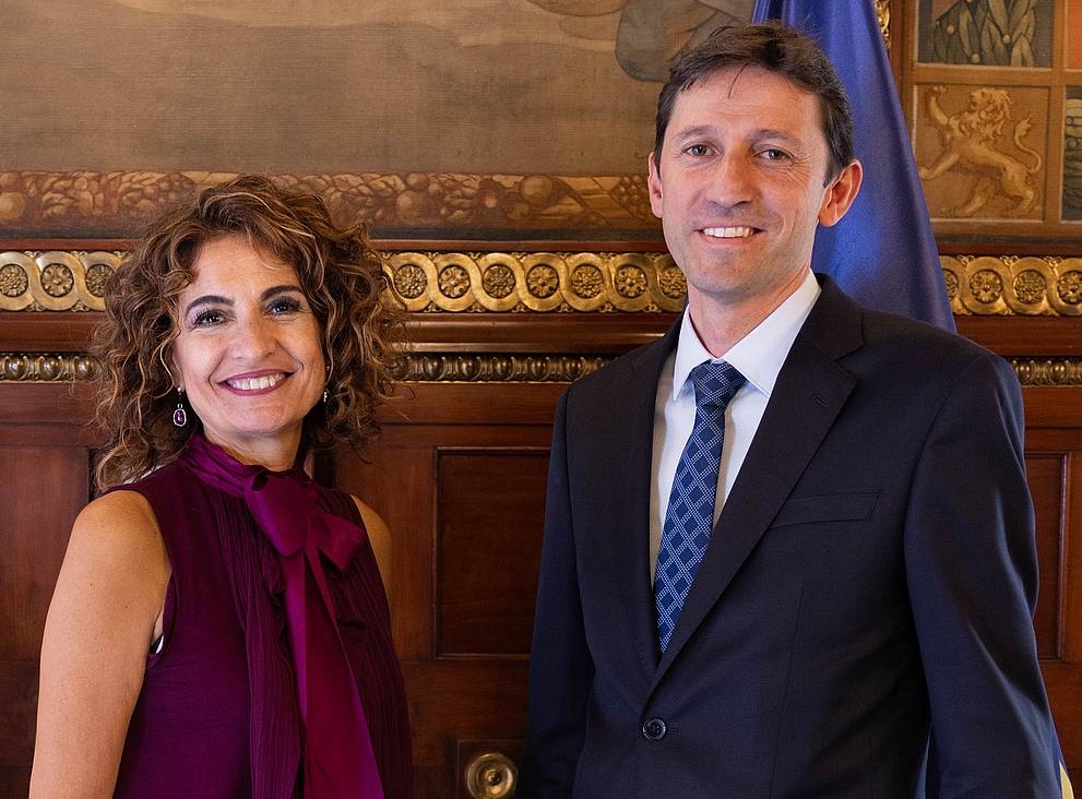 Maria Jesus Montero Espainiako Ogasun ministroa eta Noel D'Anjou Eusko Jaurlaritzako Ogasun eta Finantza sailburua, irailean Madrilen egindako bilera batean. IREKIA