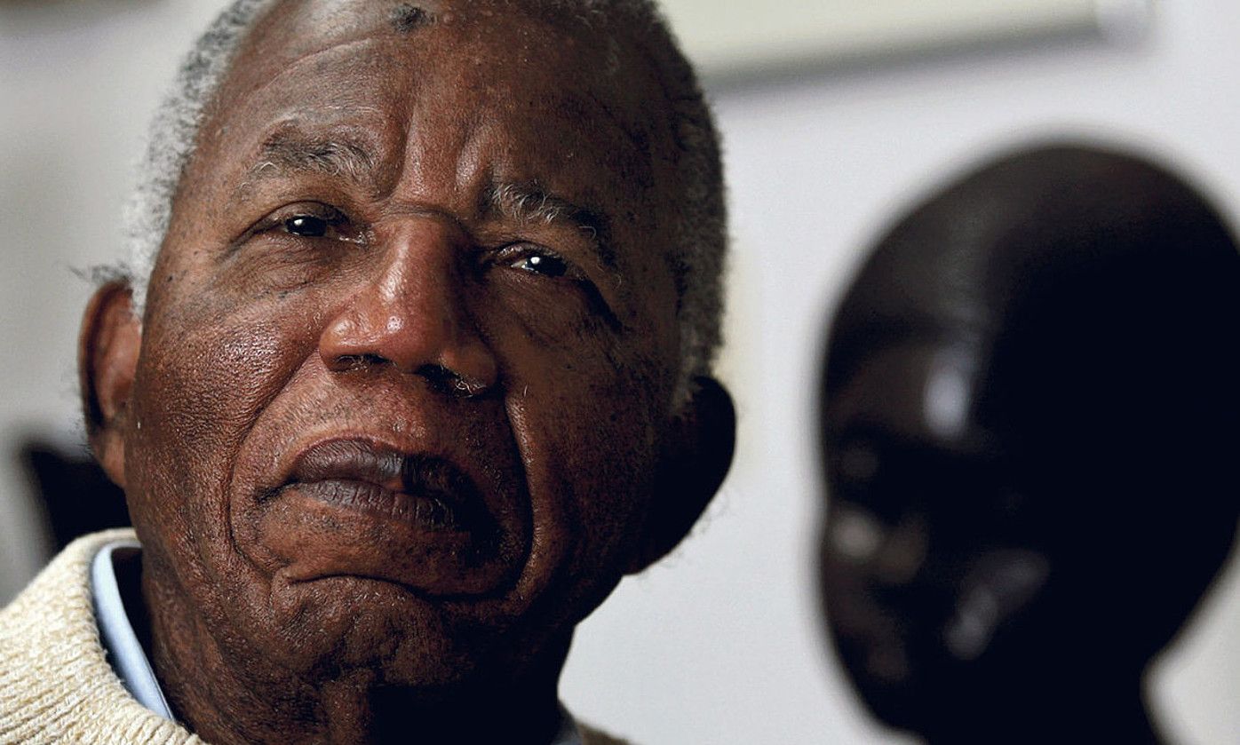 Chinua Achebe idazle nigeriarraren Gainbehera dator dena nobela Afrikako literaturaren gailurtzat jotzen da. BERRIA.