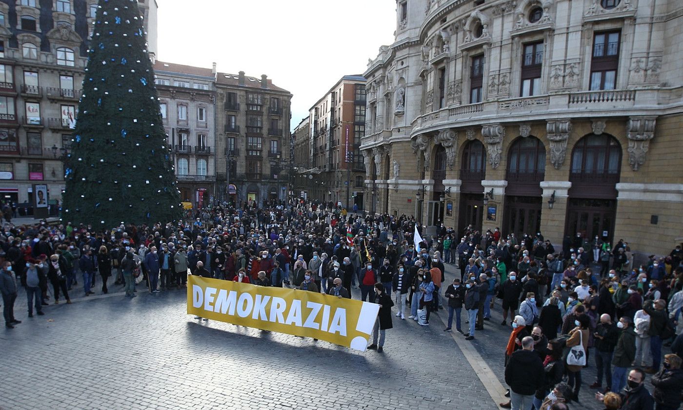 Bilboko Arriaga plazan atzo eguerdian eginiko elkarretatzean bildu zen jendea. ARITZ LOIOLA / FOKU.