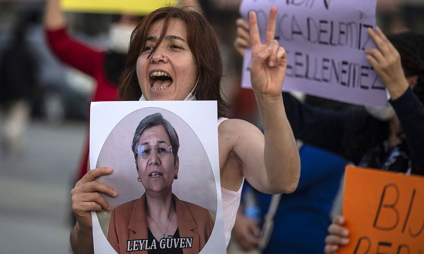 Manifestari bat Leyla Guven parlamentari ohiaren atxiloketaren aurka protestan, ekainean, Istanbulen. ERDEM SAHIN / EFE. Manifestari bat Leyla Guven parlamentari ohiaren atxiloketaren aurka protestan, ekainean, Istanbulen. ERDEM SAHIN / EFE.