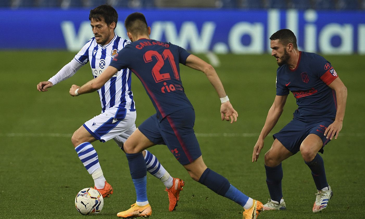 David Silva baloiarekin, inguruan Yannick Carrasco eta Koke dituela. JON URBE / FOKU. David Silva baloiarekin, inguruan Yannick Carrasco eta Koke dituela. JON URBE / FOKU.