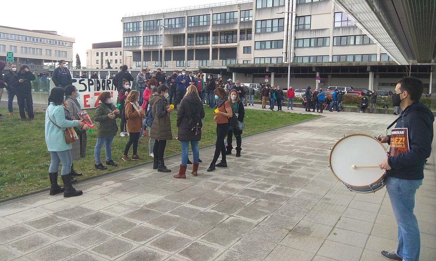 PCB ITP Castingseko langileen protestaldia, atzo, EHUren Leioako campusean. Bertan izan zen negoziazio epeko azken bilera. I. M. E.