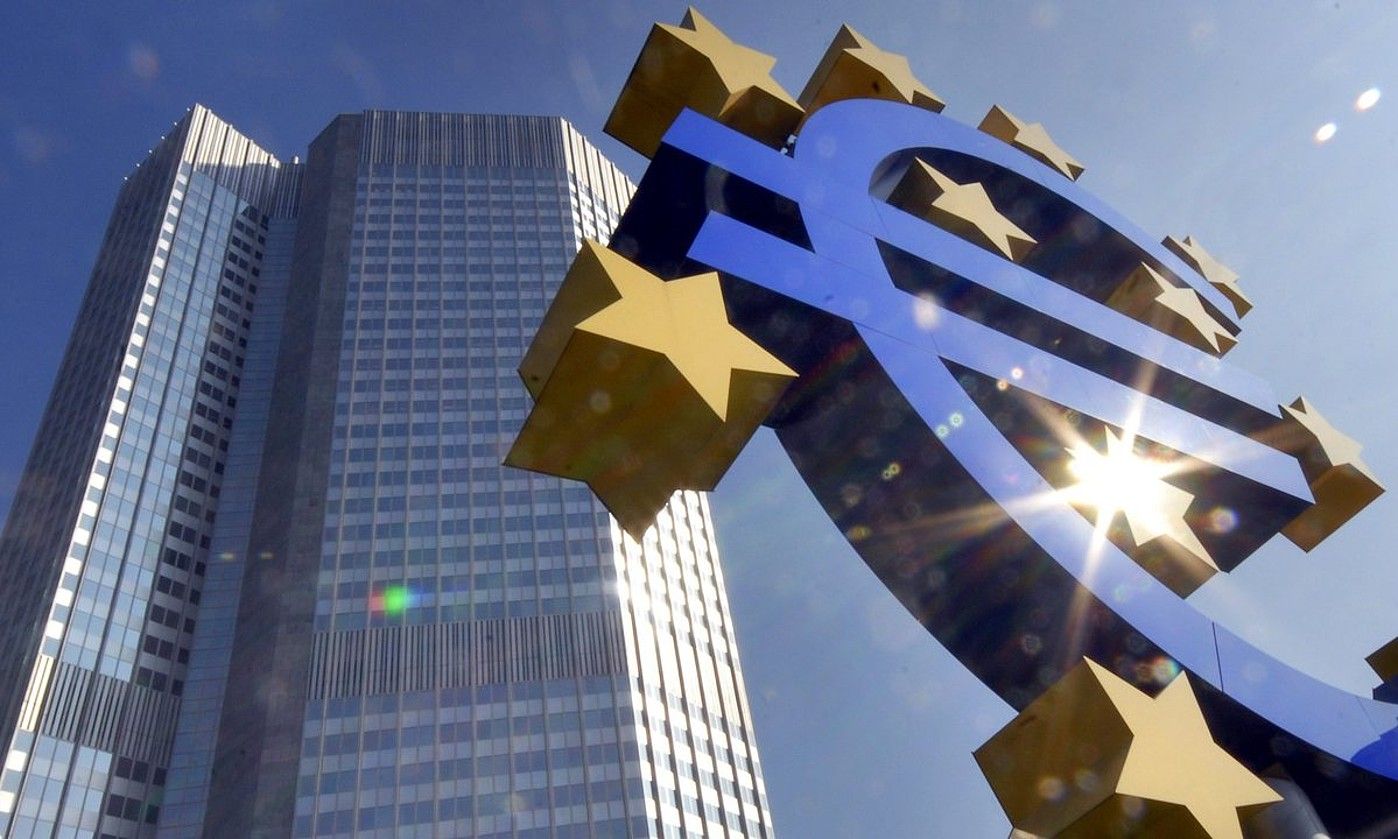 Euro baten irudia, Europako Banku Zentraleko egoitzaren aurrean, Frankfurten. BERND KAMMERER / EFE.