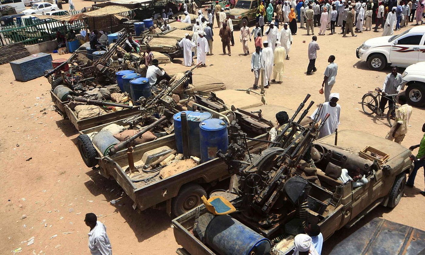 Herritarrak Darfur Hegoaldeko talde armatuetako bati Sudango armadak atzemandako material militarrari begira, Khartumeko plaza batean. MARWAN ALI / EFE.
