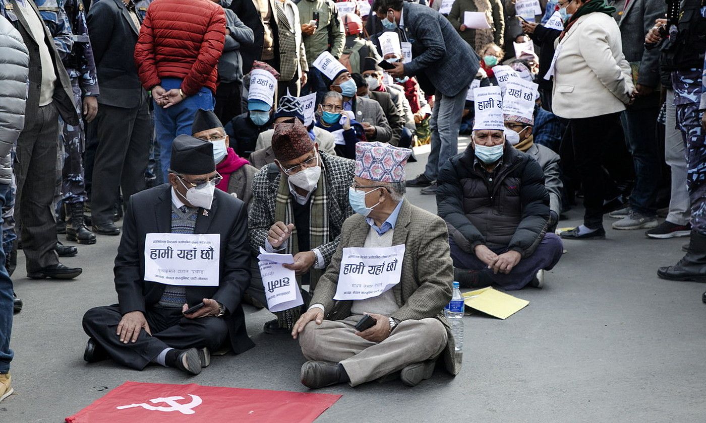 Manifestari komunistak, atzo, Katmanduko manifestazio batean. H. SHRESTHA / EFE.